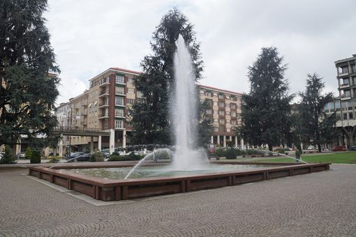 Presidio davanti al municipio di Cuneo contro il parcheggio sotterraneo di Piazza Europa Presidio davanti al municipio di Cuneo contro il parcheggio sotterraneo di Piazza Europa