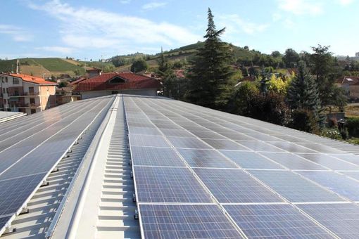 Con record prezzi del gas  via al fotovoltaico sui tetti  di stalle e cascine
