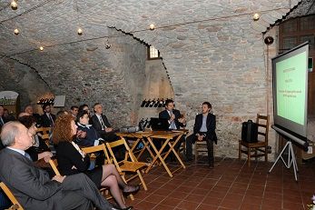 Nella foto, i partecipanti al Convegno, col Governatore Gianni Carbone e un momento dell’incontroNella foto, i partecipanti al Convegno, col Governatore Gianni Carbone e un momento dell’incontro Nella foto, i partecipanti al Convegno, col Governatore Gianni Carbone e un momento dell’incontroNella foto, i partecipanti al Convegno, col Governatore Gianni Carbone e un momento dell’incontro