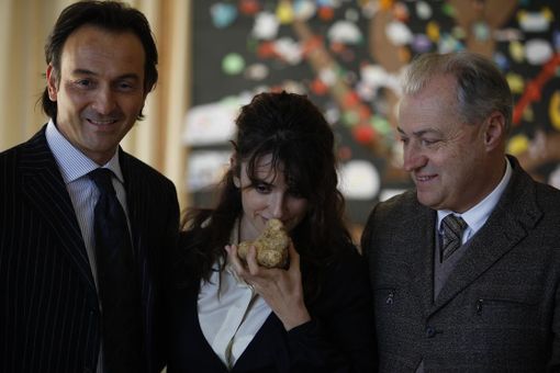 L'assessore Cirio durante la consegna del Tartufo all'attrice Penelope Cruz