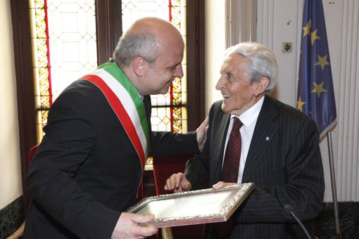 Il momento della consegna della pergamena da parte del sindaco Marello a Giovanni Bressano Il momento della consegna della pergamena da parte del sindaco Marello a Giovanni Bressano