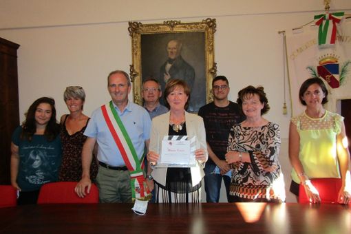 Tarantasca: consegnata la targa celebrativa alla maestra Marisa Osenda
