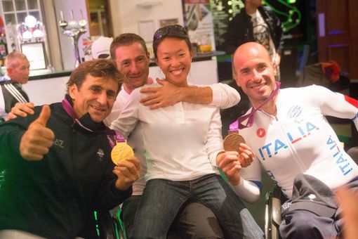 Alex Zanardi e Vittorio Podestà con Francesco Chiappero e Valentna Mach Alex Zanardi e Vittorio Podestà con Francesco Chiappero e Valentna Mach