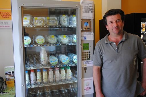 Remo Beltramo davanti ad un suo "bancocheese"