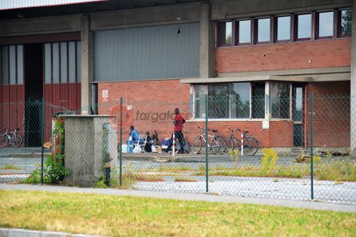 L'esterno del capannone in via Lattanzi L'esterno del capannone in via Lattanzi