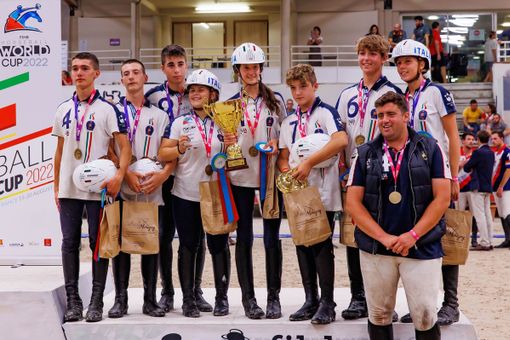 i giovani atleti del Centro ippico saluzzese bronzo nella categoria U 16 ai mondiali di horseball riservato ai pony i giovani atleti del Centro ippico saluzzese bronzo nella categoria U 16 ai mondiali di horseball riservato ai pony