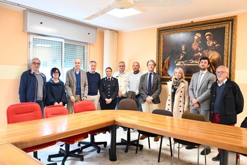 Il gruppo di consiglieri guidati dal presidente del Consiglio Enrico Falda. Con loro il garante comunale Paolo Allemano,  Maria Andolina capo area edutiva del carcere  e la vicecomandante della Polizia carceraria Franceswca Mercadante - foto Mauro Piovano