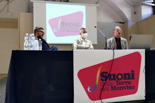 La presentazione del festival "Suoni delle Terre del Monviso" da sinistra il sindaco Mauro Calderoni, Enrico Miolano e Sergio Berardo