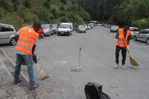 Nell'immagine di repertorio, alcuni dei migranti che l'anno scorso presero parte al progetto "Volontari Per Un Mondo Migliore" Nell'immagine di repertorio, alcuni dei migranti che l'anno scorso presero parte al progetto "Volontari Per Un Mondo Migliore"