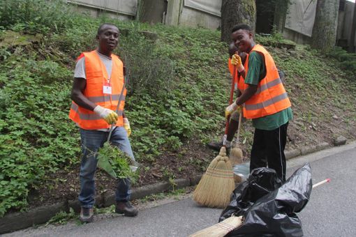 Nell'immagine di repertorio, alcuni dei migranti che l'anno scorso presero parte al progetto "Volontari Per Un Mondo Migliore"