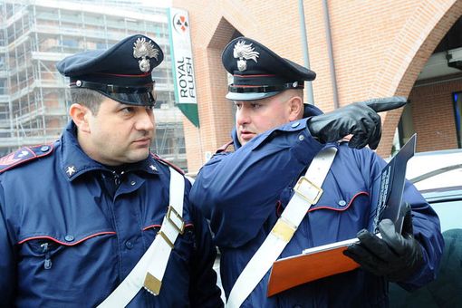 I carabinieri durante l'operazione