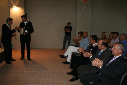 Il momento della consegna del riconoscimento