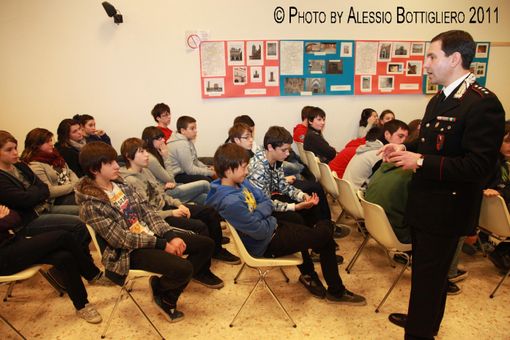 Carabinieri a scuola a disposizione degli studenti: successo per l'iniziativa all'Apro di Alba