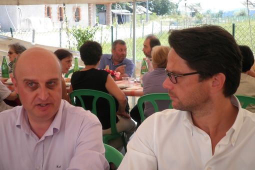 Il consigliere comunale Giuseppe Aimo e il sindaco Stefano Viglione in un'immagine di repertorio Il consigliere comunale Giuseppe Aimo e il sindaco Stefano Viglione in un'immagine di repertorio