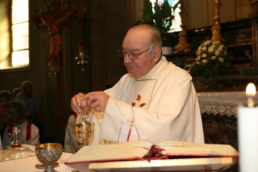 Don Renato Stecca mentre celebra la sua ultia Messa "sanfrontese"