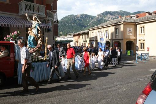La processione dell'Assunta La processione dell'Assunta