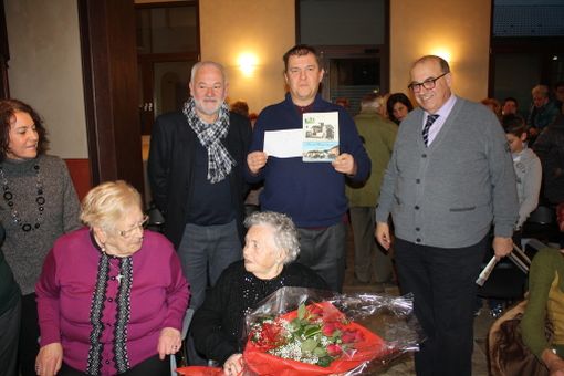 Nella foto, in primo piano Angiolina Alessio con la cugina Rosa Ingaramo e dietro l'assessore provinciale Roberto Mellano con Gino Osella e il sindaco Mario Riu alla presentazione del libro &quot;Ricordi Pierino Ricordi&quot;
