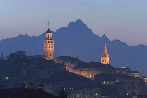 La Saluzzo storica, all'imbrunirer, con il Monviso a guardare dall'altro (immagine tratta da www.borghiautenticiditalia.org)