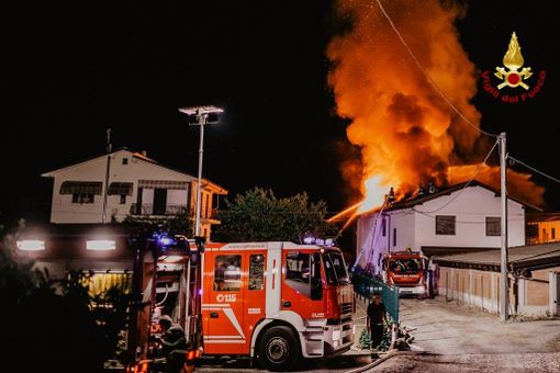 Tetto in fiamme a Busca, al lavoro tutta la notte quattro squadre di vigili del fuoco (VIDEO)
