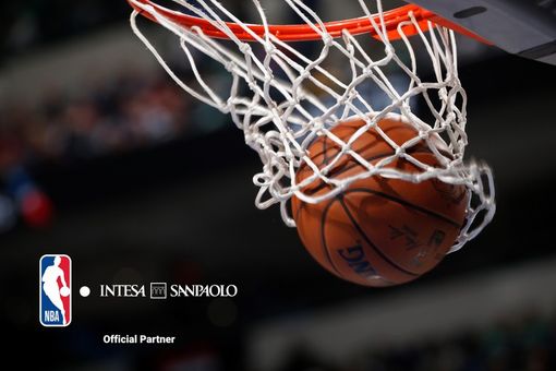 Intesa Sanpaolo va a canestro e diventa partner ufficiale della Nba in Italia Intesa Sanpaolo va a canestro e diventa partner ufficiale della Nba in Italia