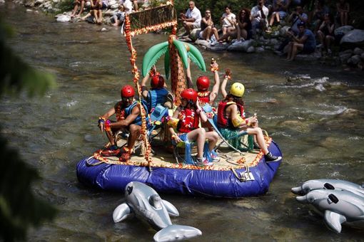 A Dronero la "follia" goliardica del "Maira no limits", la gara con le imbarcazioni autocostruite