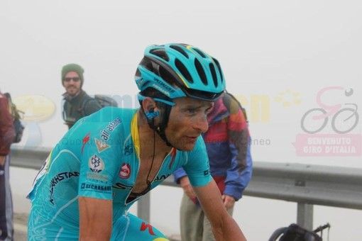 Una targa ai piedi del Colle dell'Agnello, dove Scarponi mise il piede a terra per aspettare Vincenzo Nibali Una targa ai piedi del Colle dell'Agnello, dove Scarponi mise il piede a terra per aspettare Vincenzo Nibali