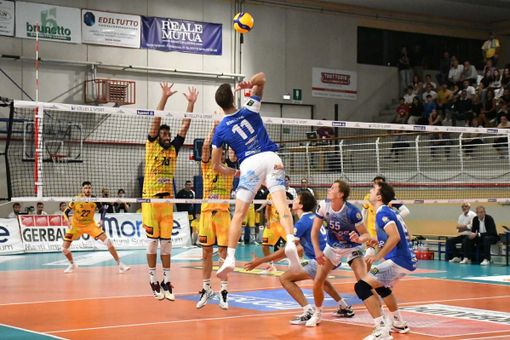 Un attacco di Rossato (Foto Volley Savigliano) Un attacco di Rossato (Foto Volley Savigliano)