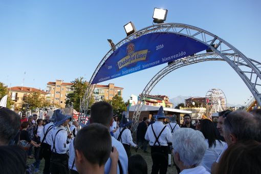Cuneo si prepara al primo weekend di Oktoberfest: giostre a metà prezzo per le famiglie e Santa Messa all'aperto