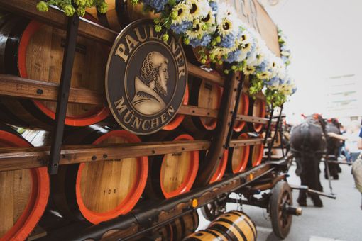 La grande parata e l’apertura della prima botte danno il via al Paulaner Oktoberfest Cuneo 2023