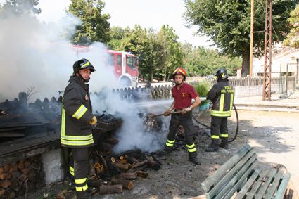Piasco : incendio a un tetto in via Umberto I Piasco : incendio a un tetto in via Umberto I