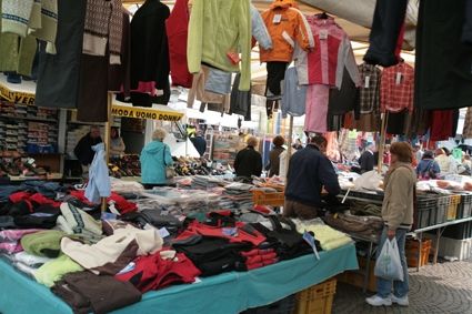 Donne sorprese dalla polizia locale a rubare al mercato cuneese