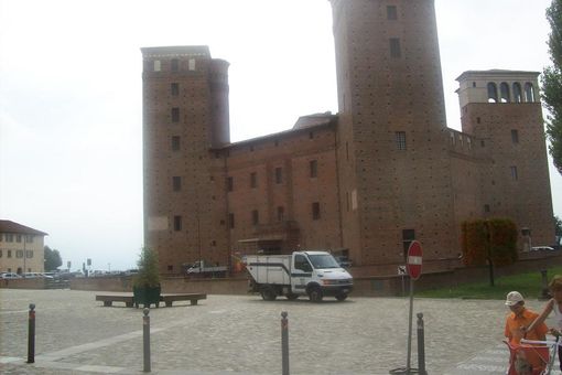 In piazza Castello a Fossano la sosta a pagamento è sostituita dal disco orario per favorire lo shopping natalizio