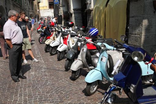A Ceva si danno appuntamento gli appassionati di Vespe per... C'è Vespa
