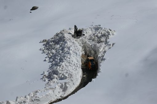 In corso lo sgombero da Demonte verso il Fauniera: al suolo oltre due metri di neve In corso lo sgombero da Demonte verso il Fauniera: al suolo oltre due metri di neve