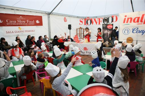 Un francobollo per i 30 anni di Slow Food in Italia