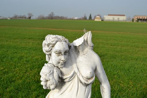 Atti di vandalismo sulla ciclabile via Santa Lucia a Fossano: decapitate le teste delle statue (FOTO)