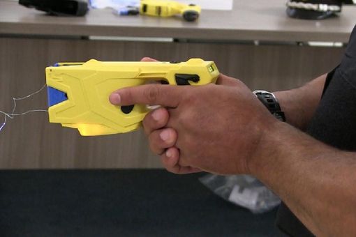 La proposta di Mallone: “Diamo il Taser alla Polizia Locale di Cuneo”. E Clerico lascia una porta aperta