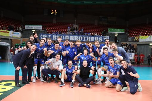 La gioia dei giocatori di Cuneo dopo la vittoria contro Cantù (foto: Valerio Giraudo)