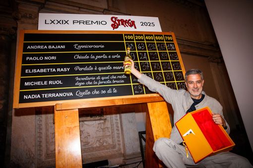 Andrea Bajani vince il Premio Strega 2025: lo scrittore con un passato tra Cuneo e Torino trionfa con "L'anniversario" Andrea Bajani vince il Premio Strega 2025: lo scrittore con un passato tra Cuneo e Torino trionfa con "L'anniversario"