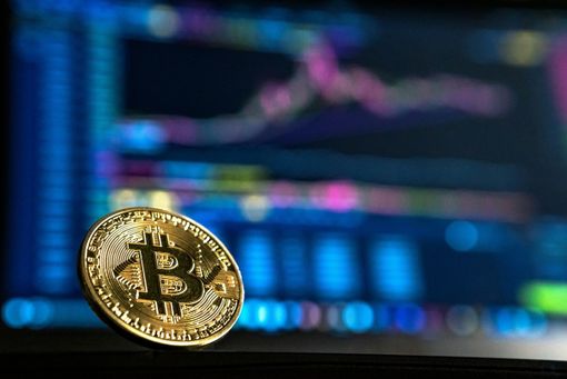 Informare sulle criptovalute quando il mondo va a fuoco: il caso Criptovaluta.it e il metodo Alessio Ippolito