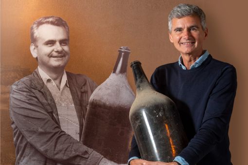 Pietro Ratti, oggi titolare della cantina di La Morra, posa al fianco dell'immagine del padre