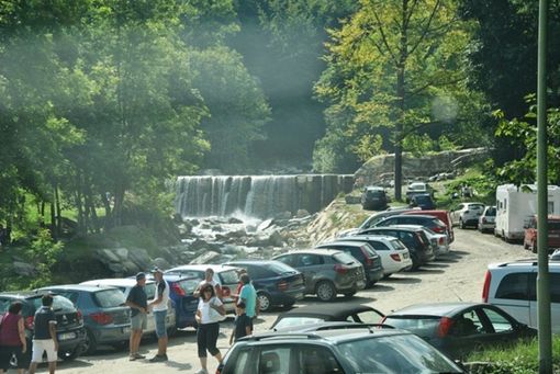 Auto in sosta a Crissolo