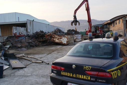 Rogo di rifiuti: denunciato imprenditore e scoperto lavoratore "in nero"