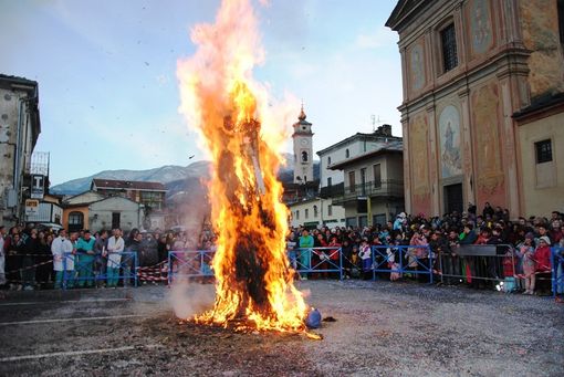 Sanfront, il rogo del Ciciu, appuntamento del martedì grasso di Carnevale Sanfront, il rogo del Ciciu, appuntamento del martedì grasso di Carnevale