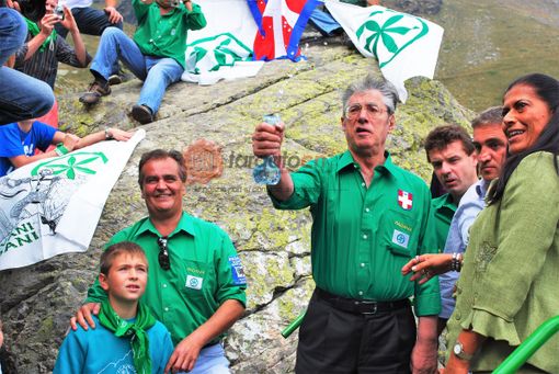 Settembre 2008: il "rito dell'ampolla" al Pian del Re di Crissolo, alla presenza del "Senatur", Umberto Bossi (copyright Targatocn.it)