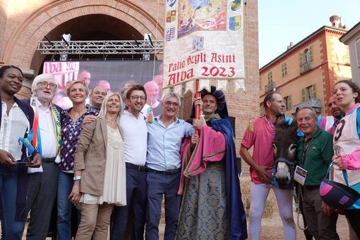 I festeggiamenti del borgo dei Brichet per la vittoria del Palio degli Asini