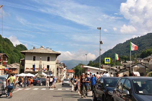 La Crissolo estiva, stipata di turisti La Crissolo estiva, stipata di turisti
