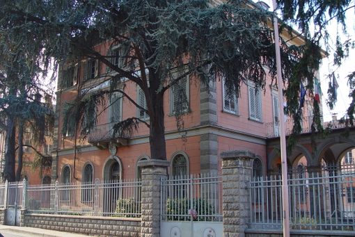 La facciata dell'Umberto I di Alba (foto archivio Centro Studi Beppe Fenoglio)