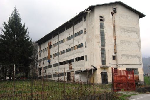 “Quando  c’è vento nei nostri cortili piovono pezzi di eternit”: protestano i vicini dell’ex allevamento di ovaiole di Paesana