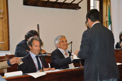Rapporti ai minimi storici fra il sindaco Calderoni (di spalle) e la minoranza consiliare di Saluzzo
